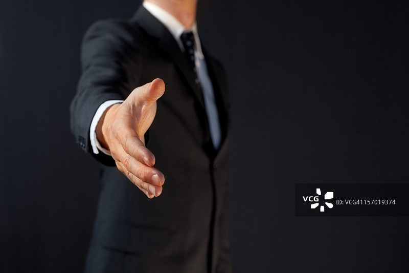 经理握手：商务人士伸出手图片素材