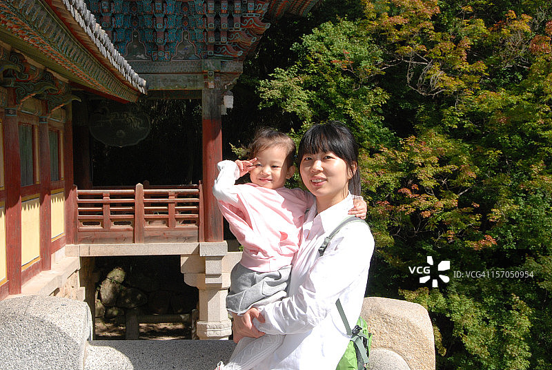 可爱的女儿和秋季旅行图片素材