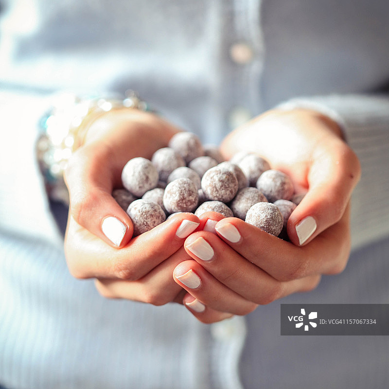 女孩手捧着白松露图片素材
