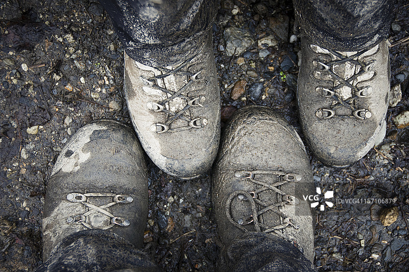 泥泞的登山鞋图片素材