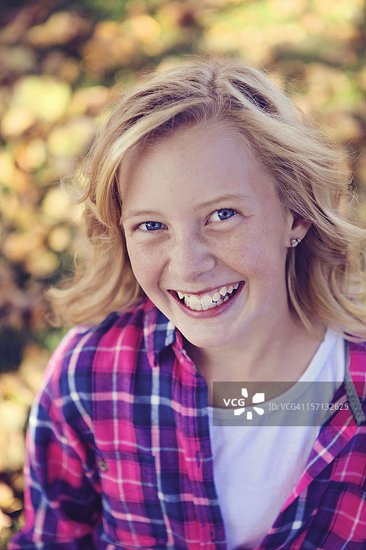 微笑的女孩穿着格子衬衫图片素材