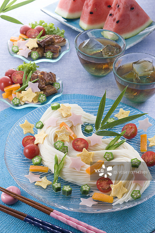 桌上盘子里食物的特写镜头图片素材