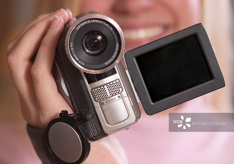 女性手持录像机图片素材