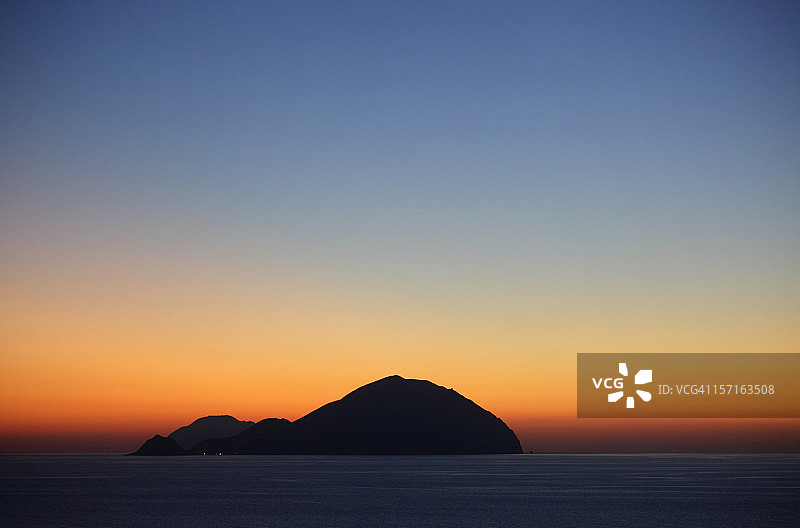 日落时分的菲利库迪岛，伊奥利亚群岛图片素材