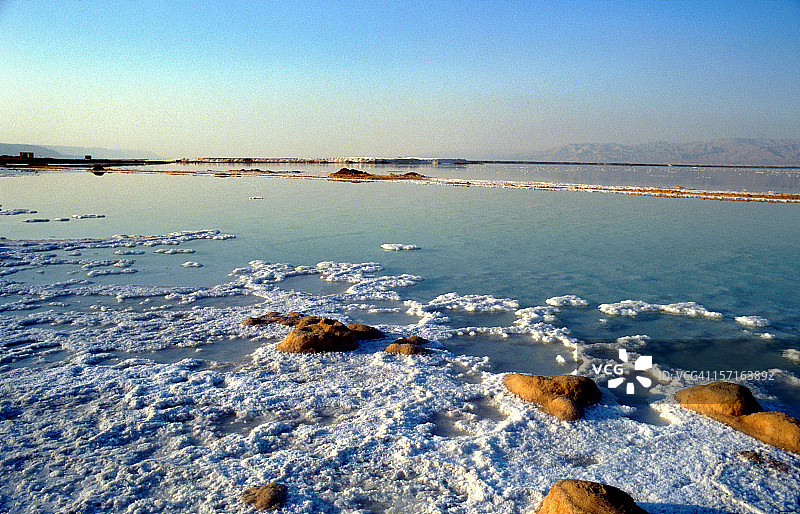 以色列死海的盐层图片素材