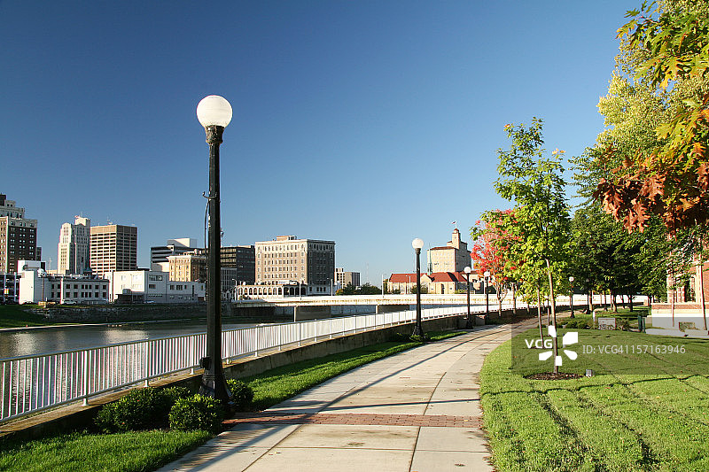 公园里的晨间漫步1号天际线图片素材