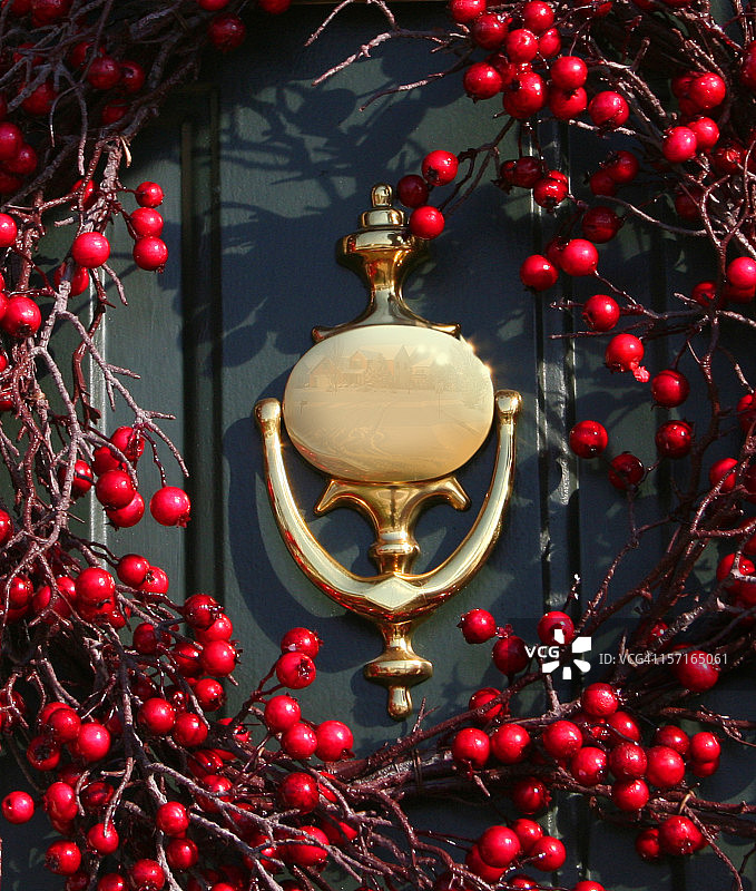 带浆果花环的门环图片素材