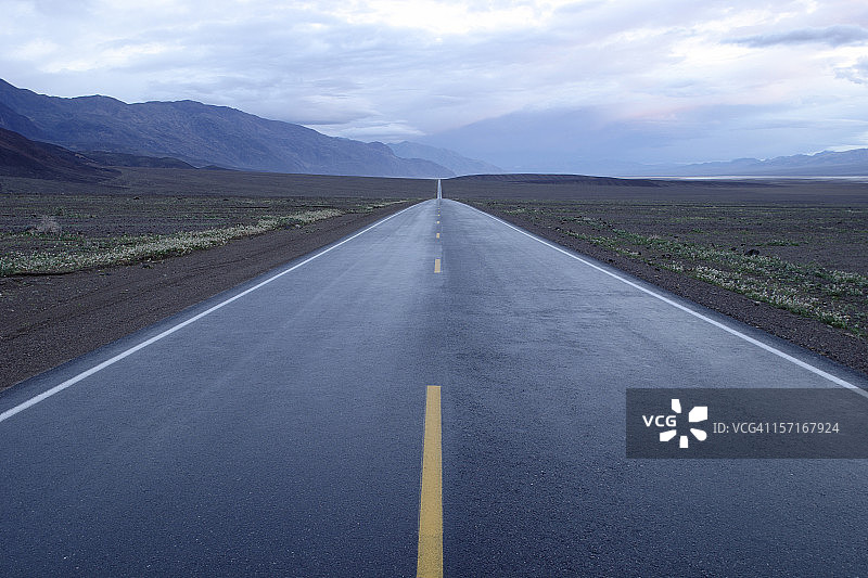 通往无限的道路图片素材