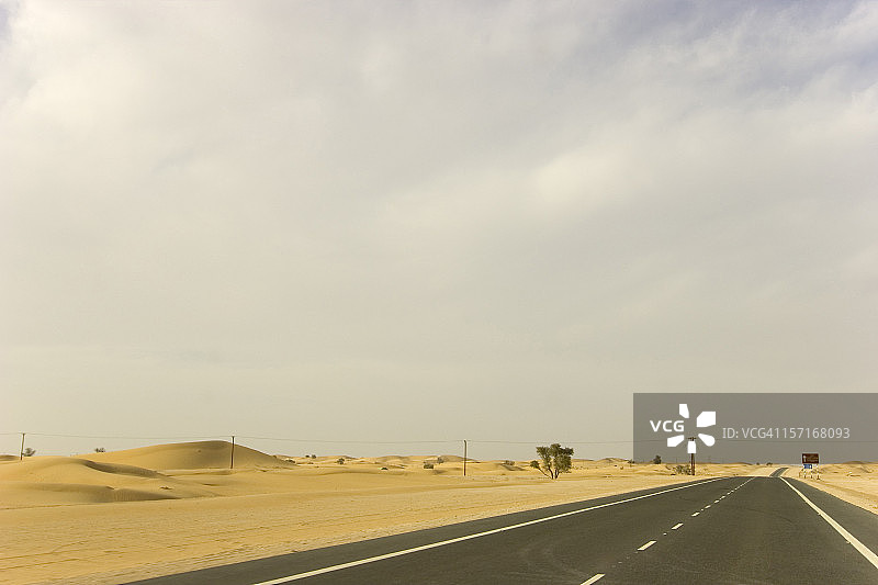 通往荒漠的公路图片素材
