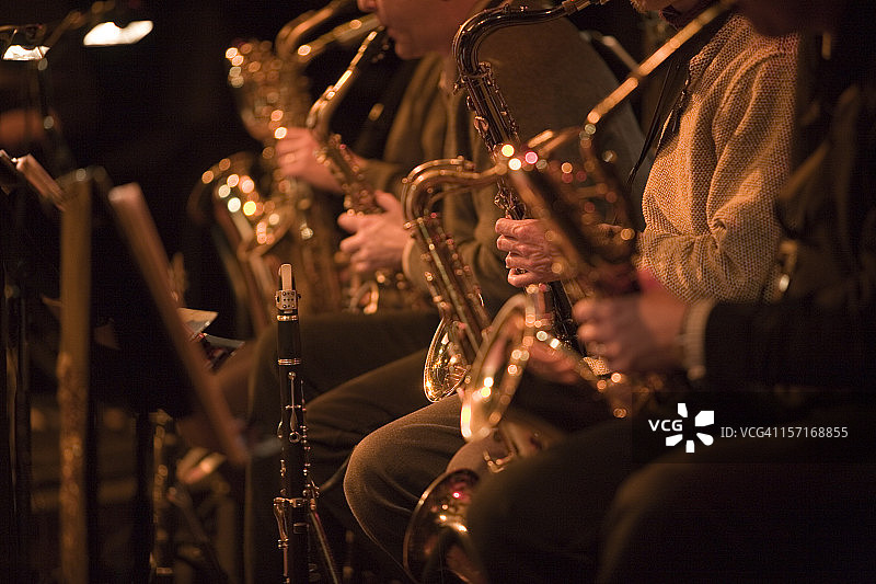爵士乐队音乐会中的萨克斯管乐部图片素材