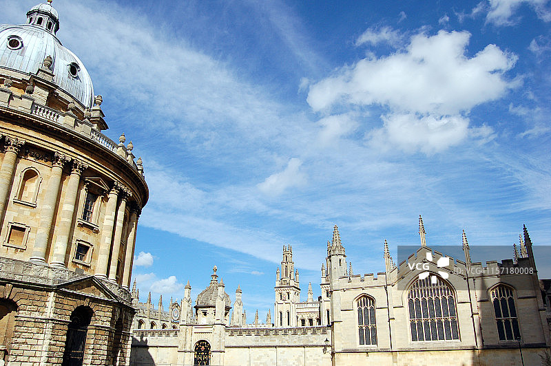 英国牛津的拉德克利夫广场和万灵学院图片素材