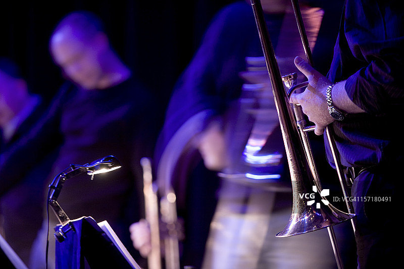 爵士布鲁斯音乐家舞台现场表演图片素材