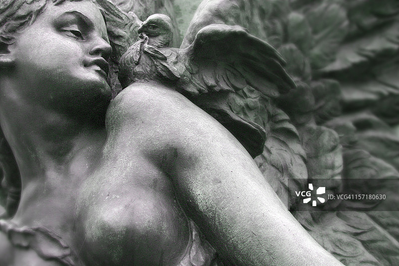 天使与鸽子纪念雕像细节图片素材