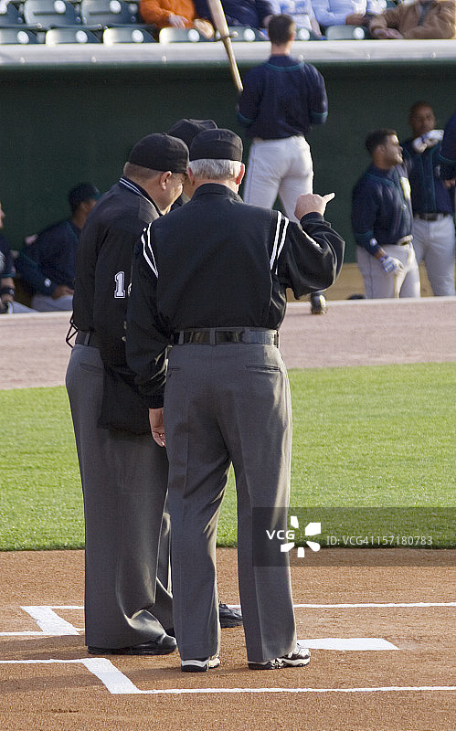 本垒板上的裁判会议图片素材