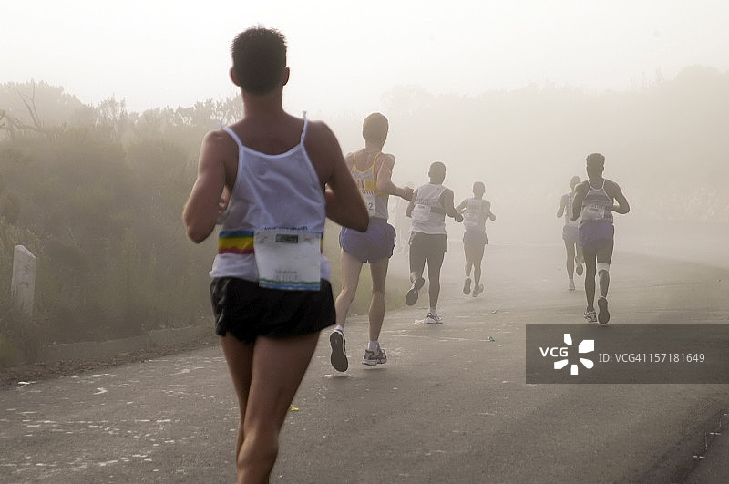 男人在薄雾中奔跑争取胜利图片素材