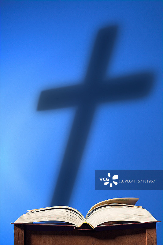 带有十字架的书籍图片素材
