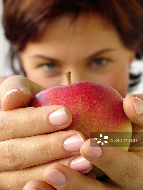 女人拿着苹果图片素材
