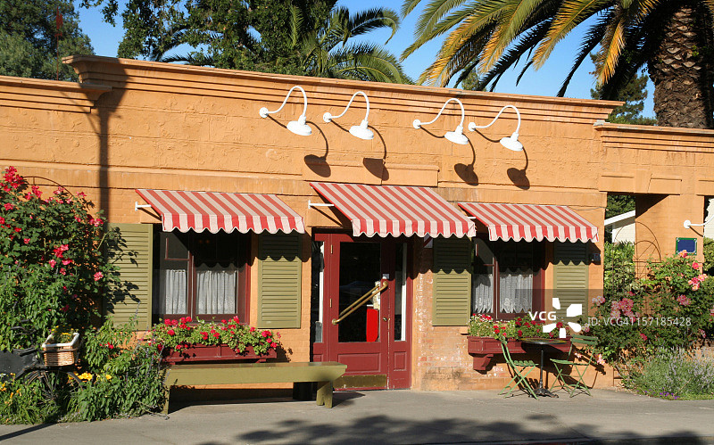 小镇上的法式小酒馆咖啡馆建筑图片素材