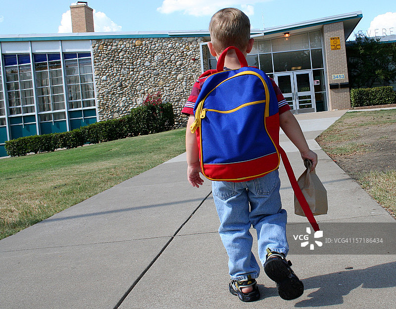 身着鲜艳色彩校服的孩子去上学图片素材