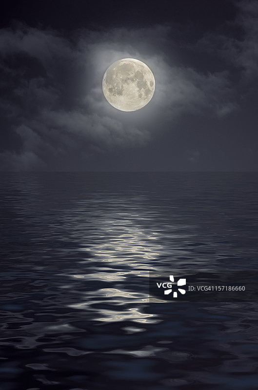海面下的月亮图片素材