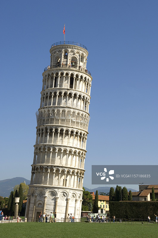 顶上飘扬着旗帜的比萨斜塔图片素材