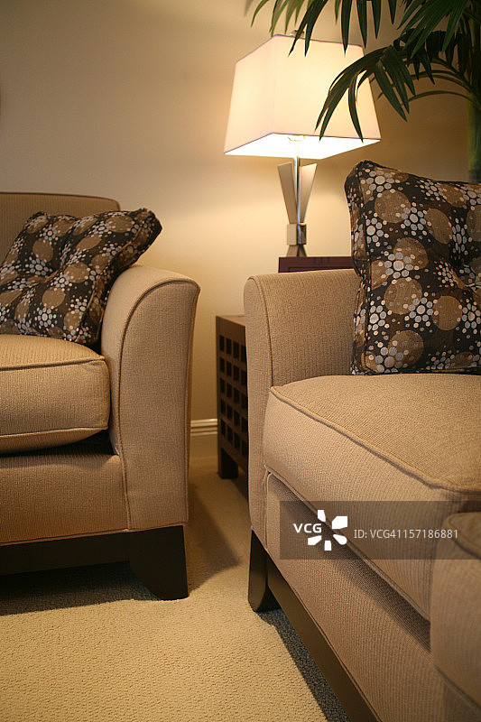 现代椅子和台灯图片素材