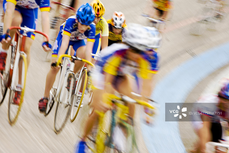 在赛车场上以集团队形比赛的专业自行车手图片素材