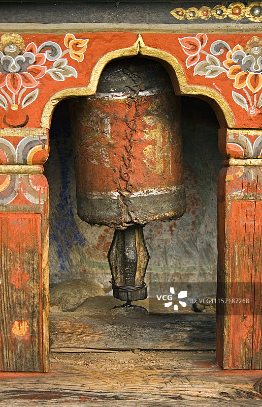 不丹寺庙的古老转经筒图片素材