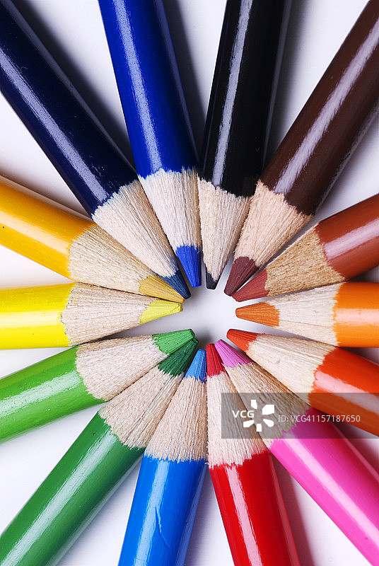 彩色铅笔代表多样性和团队合作图片素材