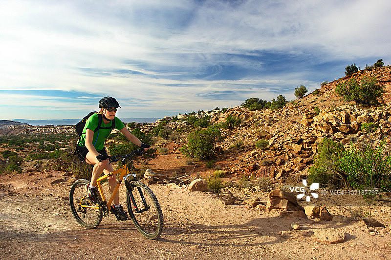 山地自行车骑行图片素材