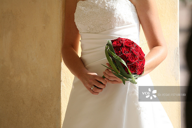 户外的新娘和花束图片素材