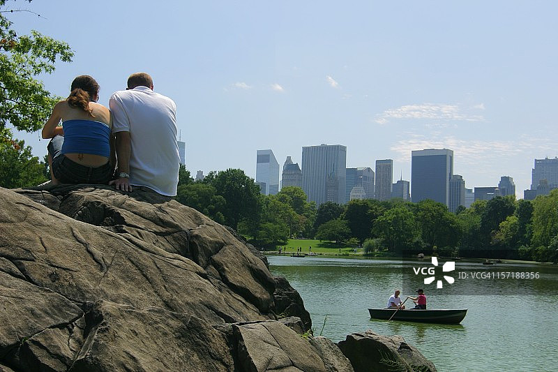 在中央公园里的幸福情侣图片素材