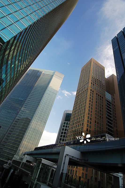 摩天大楼与单轨列车图片素材