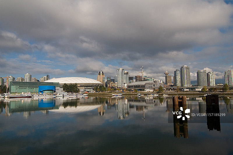 从福溪眺望温哥华天际线图片素材