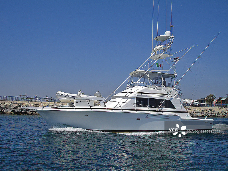 水中的渔船照片图片素材