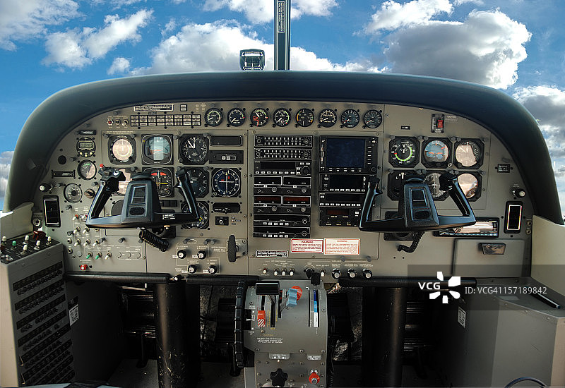 从飞行员座位看飞机驾驶舱图片素材