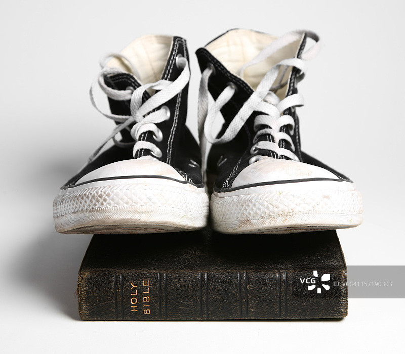 鞋子和圣经图片素材