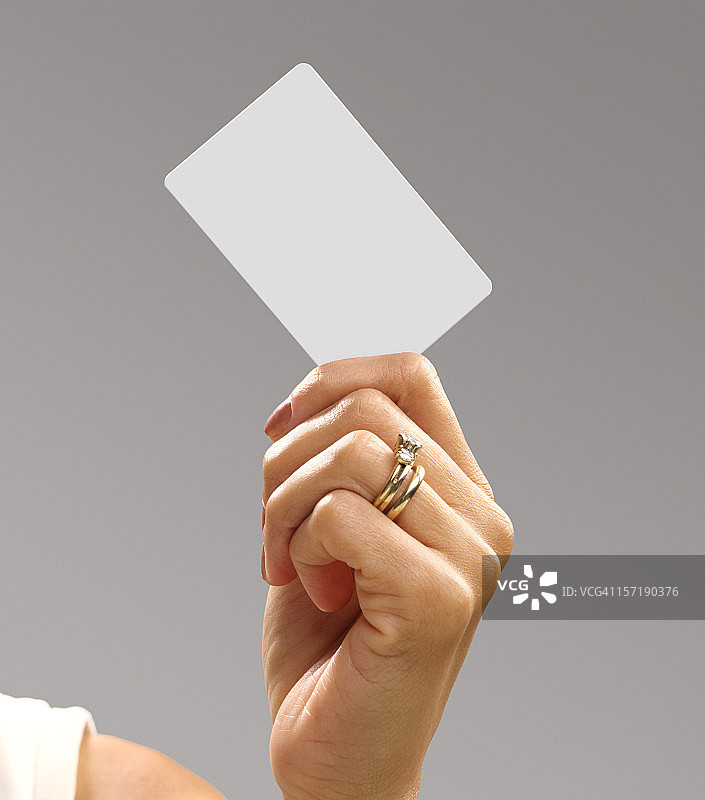 女人手中的空白信用卡图片素材