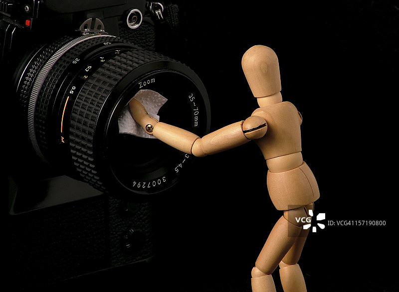 摄影师正在清洁镜头图片素材