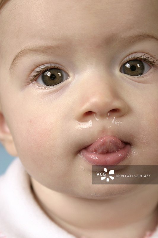 流鼻涕的可爱生病宝宝图片素材