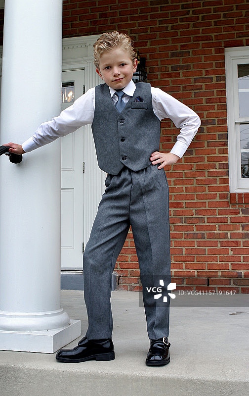 穿着西装打领带参加教堂婚礼的年轻金发男孩图片素材