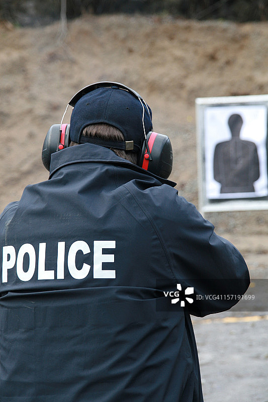警察在练习场向剪影目标射击手枪图片素材