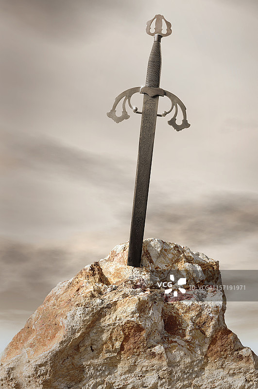 插在石头里的古董剑图片素材
