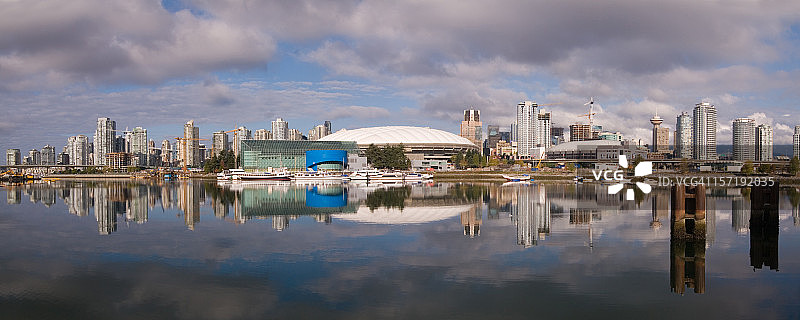 从福溪眺望温哥华天际线图片素材
