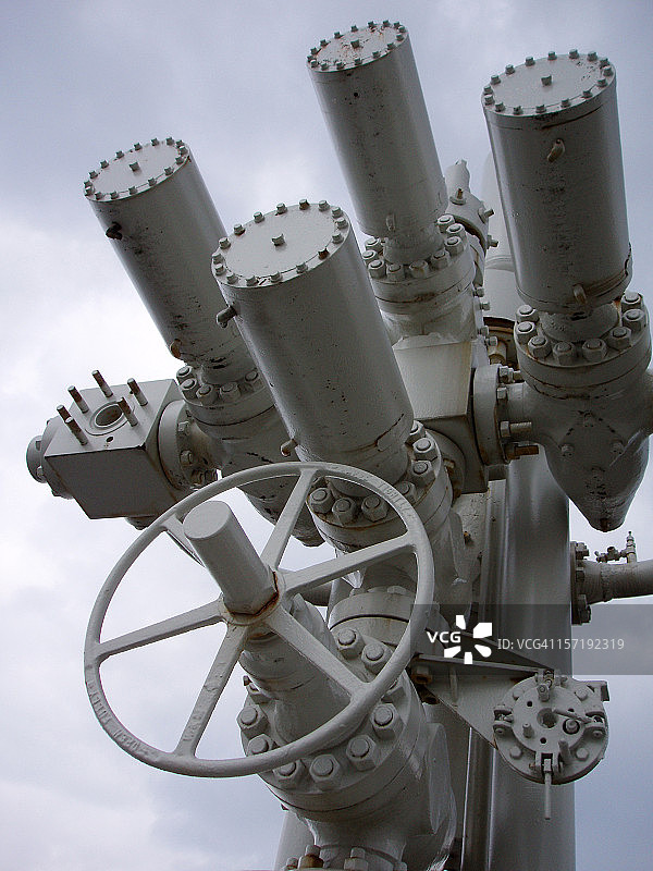 石油钻井平台井口阀门和转轮图片素材