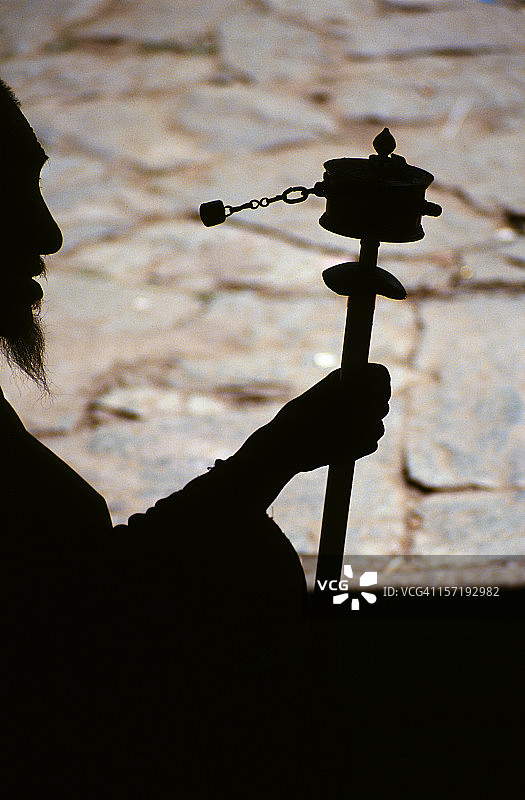 藏族僧侣与转经筒图片素材