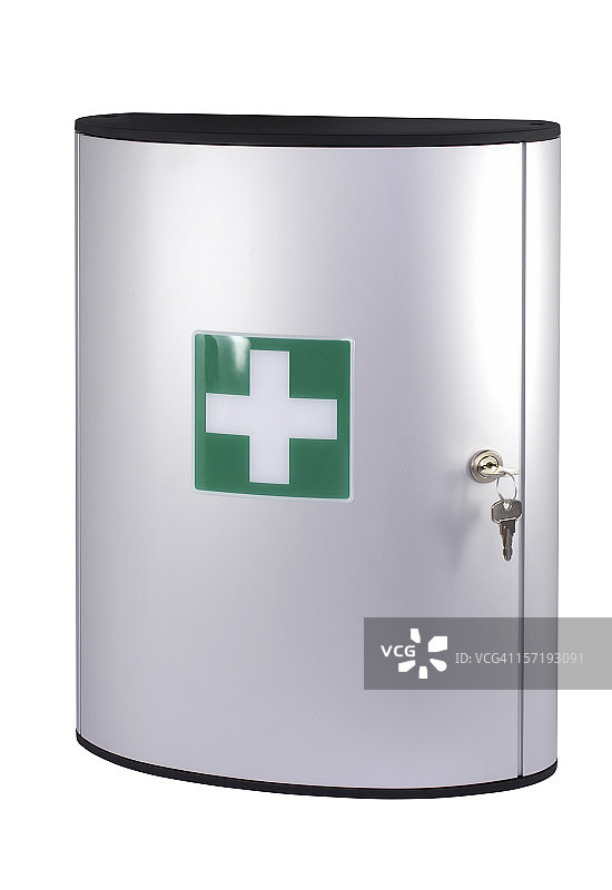 白色背景上的急救箱（带剪切路径）图片素材