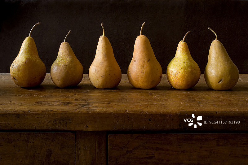 博斯科梨木桌秋季静物图片素材