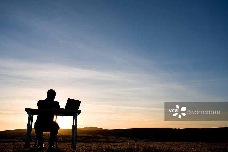 工作到很晚图片素材