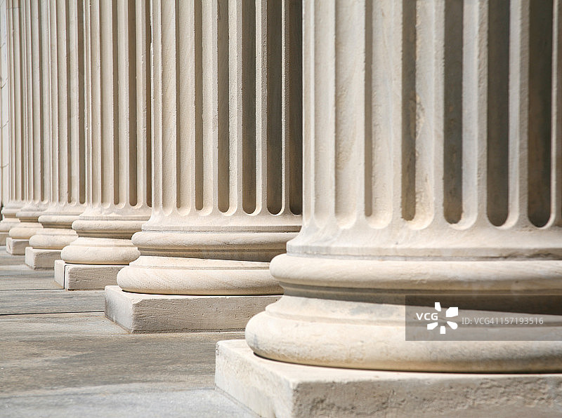 法院前的希腊风格柱子图片素材
